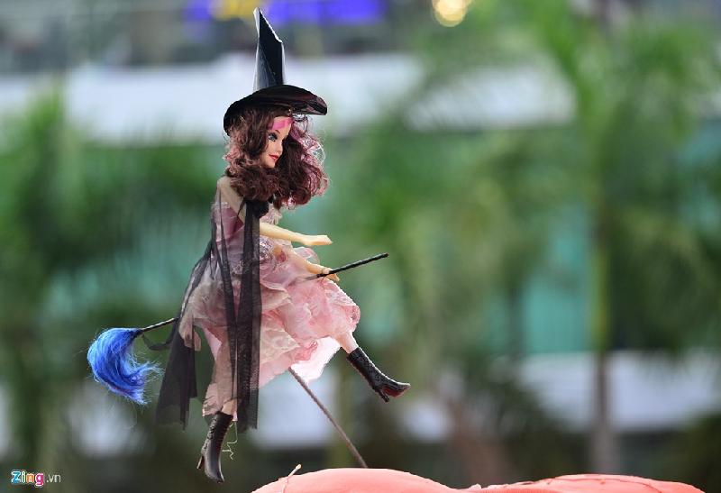 Trên ngôi nhà trang trí thêm hình ảnh "mụ phù thủy với cây chổi bay". Phù thủy là hình ảnh được nhiều người lựa chọn để hóa trang trong các dịp Halloween.