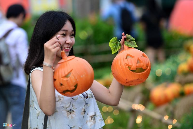 Nhiều bạn trẻ tìm cách tạo dáng với những quả bí ngô để có những tấm hình Halloween ấn tượng.