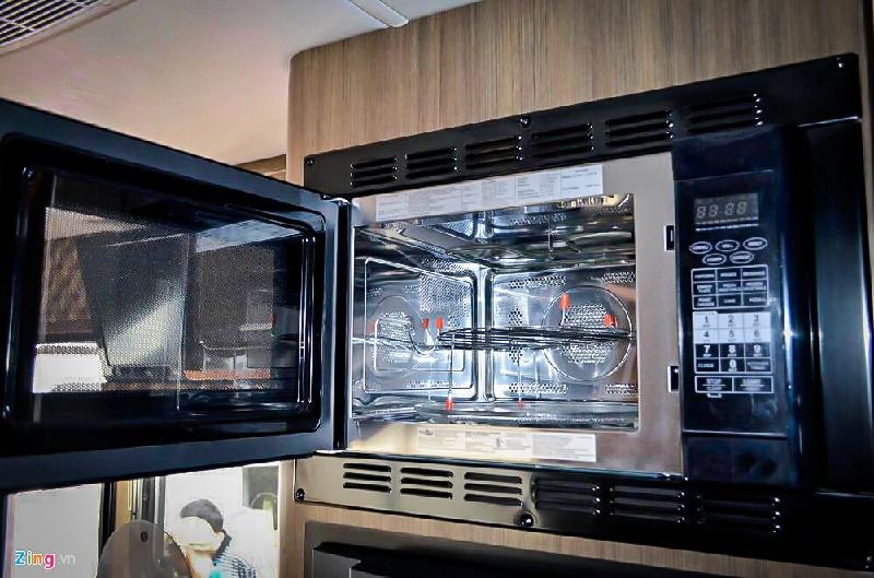 Lò vi sóng phục vụ việc nấu nướng cũng là trang bị tiêu chuẩn trên ngôi nhà di động này. Renegade Villagio 2015 có bình chứa nước dung tích 128 lít.