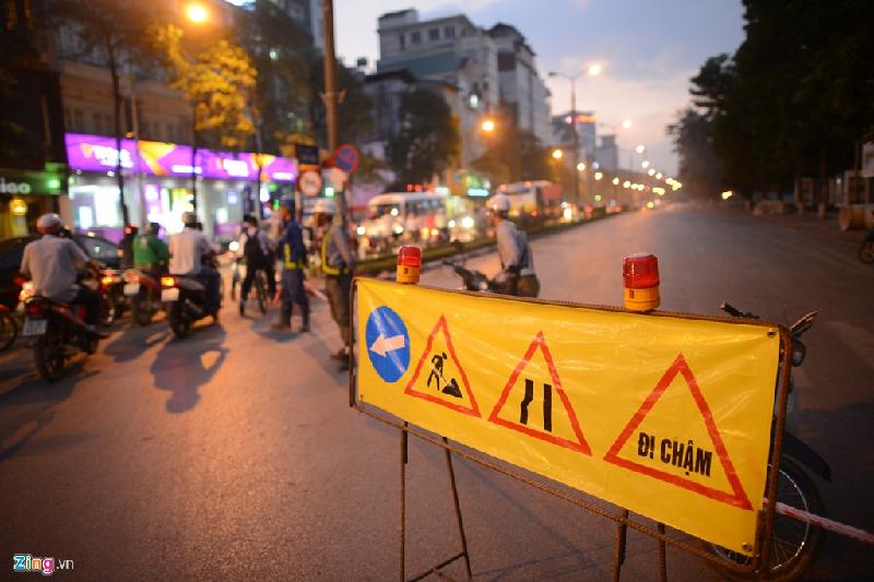 Phía giao cắt với phố Nguyễn Văn Ngọc được đơn vị thi công lập rào chắn cảnh báo và hướng dẫn đi chung vào một chiều đường.
