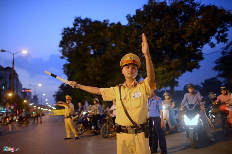 Từ 17h chiều, các chiến sĩ đội CSGT số 2 luôn ứng trực để điều tiết giao thông tại ngã ba giao cắt phố Nguyễn Văn Ngọc, giúp người dân đi lại thuận tiện, tránh ùn tắc.