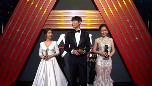 Chi Pu chụp ảnh nhận giải thưởng cùng 2 diễn viên trẻ Park Hye Soo và Shin Hyun Soo. Nữ diễn viên Việt Nam là nghệ sĩ nước ngoài duy nhất có tên trong hạng mục giải thưởng này bên cạnh 2 nghệ sĩ Hàn Quốc.