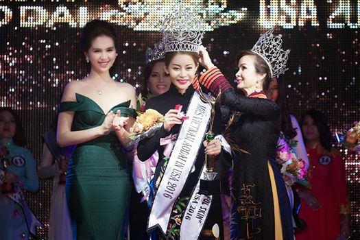 Ngọc Trinh đẹp như nữ thần bên cạnh các thí sinh Mrs Áo Dài 2016 cô cũng dành rất nhiều lời khen cho thí sinh Nguyễn Hải Dương: