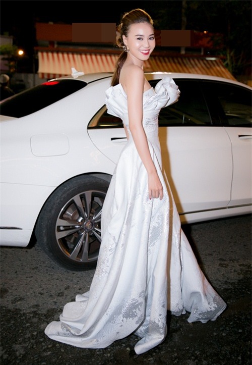 Nữ diễn viên khoe dáng bên chiếc xe trắng ton-sur-ton với màu váy
