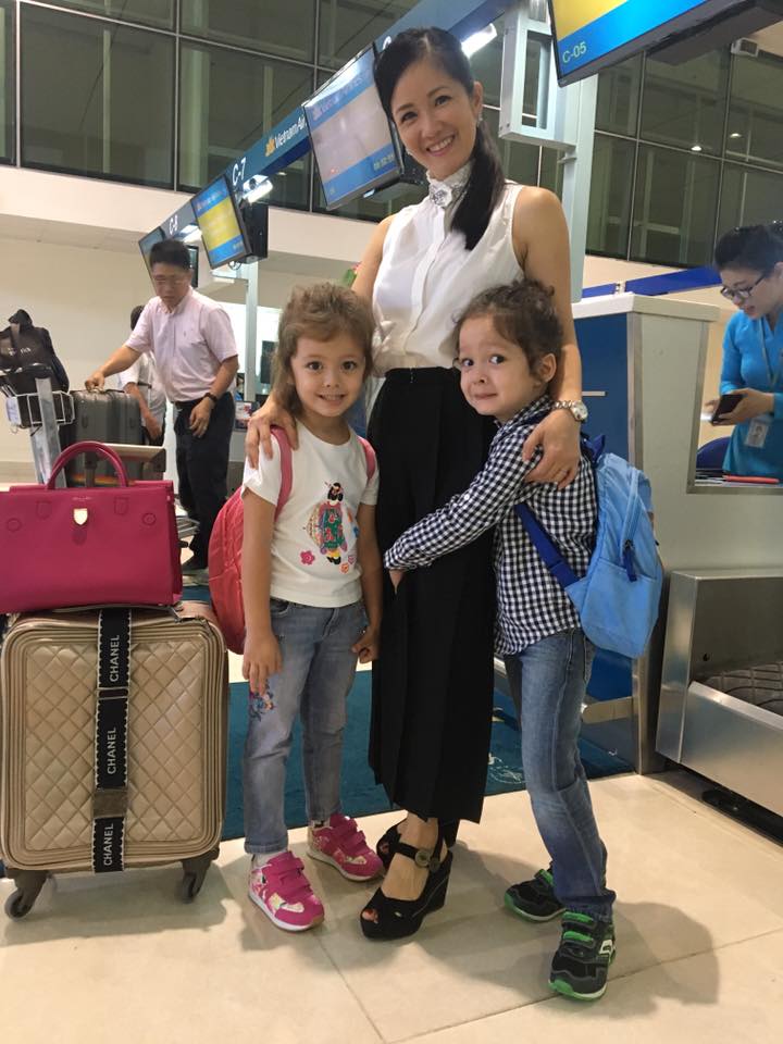 Hồng Nhung cùng hai con tại sân bay
