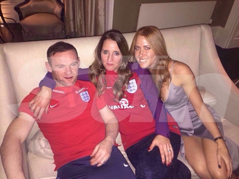 Rooney say xỉn 'vui vẻ' với 2 kiều nữ xinh đẹp