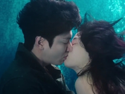 Dân mạng điên đảo vì nụ hôn dưới biển xanh của Jun Ji Hyun và Lee Min Ho
