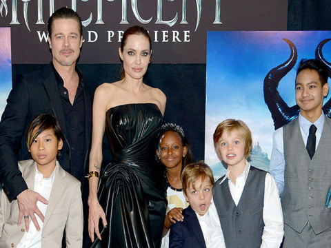 Angelina Jolie 'khẩn cầu' Brad Pitt đón Lễ tạ ơn cùng các con