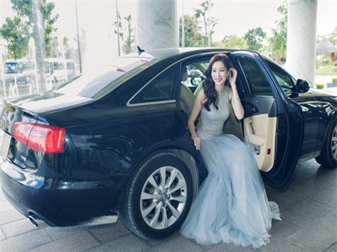 Hoa hậu Thu Thảo ngồi xế hộp sang trọng đến dự sự kiện