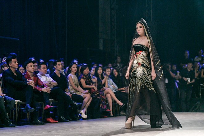 Lấy cảm hứng từ con gà trống trong dân gian Việt Nam, nhà thiết kế (NTK) Võ Công Khanh đưa đến Tuần lễ Nhà thiết kế Thời trang Việt Nam 6 bộ trang phục mang sắc vàng chủ đạo. 