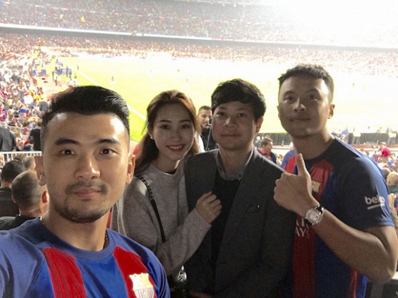 Cùng nhau đi xem bóng đá, Hoa hậu Việt Nam 2012 hân hoan khoe: Đúng là sân vận động lớn nhất Châu Âu, sức chứa tới gần 100.000 ngàn người, và đêm nay là gần như full hết chỗ ngồi.