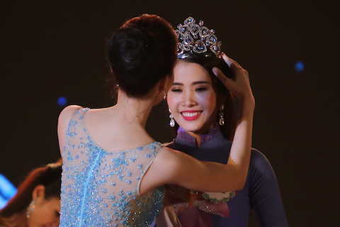 Thu Thảo cũng chính là người đã trao vương miện cho Nam Em trong cuộc thi Hoa khôi  Đồng bằng sông Cửu Long năm 2015. Thu Thảo đăng quang Hoa khôi năm 2012  và đăng quang Hoa hậu Việt Nam cùng năm đó.