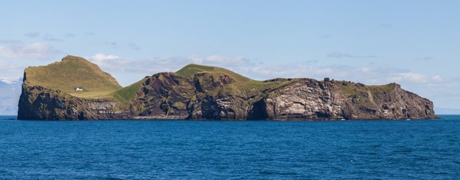 Con người tìm kiếm những địa điểm xa xôi trong một thời gian dài. Khoảng 300 năm trước, đảo Elliðaey của Iceland là ngôi nhà của 5 gia đình. Các thành viên trong gia đình thường tổ chức đi săn các loài chim biển. Có vẻ như những tảng đá không đủ khiến những gia đình này trở nên biệt lập, họ xây dựng một hàng rào xung quanh nhà. Ảnh: 