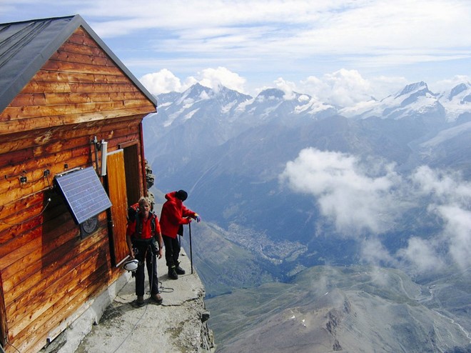 Solvay Hut có lẽ là ngôi nhà cao nhất thế giới khi tọa lạc ở độ cao gần 4 km trên đỉnh núi Matterhorn ở thị trấn Zermatt, Thụy Sĩ. Ngôi nhà có 10 chiếc giường để những người đi bộ đường dài có thể nghỉ ngơi. Ảnh: 