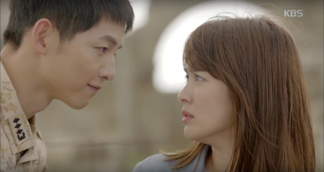 Hậu duệ mặt trời  Dường như những bộ phim hot nhất làng phim Hàn 2016 đều do một cặp đôi chênh lệch tuổi đảm nhận vai chính. Hậu duệ mặt trời - “bom tấn truyền hình” đạt rating lẫy lừng trong năm 2016 cũng thành công nhờ có sự kết hợp ăn ý giữa cặp đôi chị em Song Hye Kyo và Song Jong Ki.song-joong-ki-song-hye-kyo
