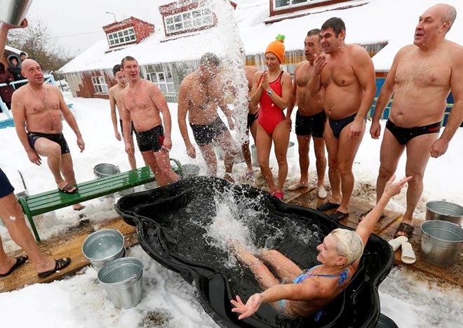 Mặc dù nhiệt độ ngoài trời đang -5 độ C ngày 27/11 nhưng các thành thành viên của một câu lạc bộ bơi mùa Đông ở công viên Royev Ruchey (Krasnoyarsk, Nga) đã không ngần ngại dội lên người những xô nước lạnh giá để nâng cao nhận thức phòng vệ trước gấu tuyết. (Nguồn: CCTVNews)