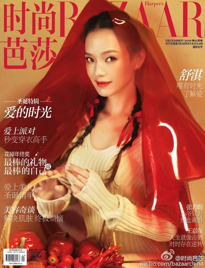 Trên ấn phẩm Harper's Bazaar số tháng 12, Thư Kỳ hóa thân thành một cô gái nông dân xinh đẹp và thuần khiết. Cô mặc áo lên đơn giản, đầu đội khăn voan đỏ, mái tóc tết gọn sang hai bên.