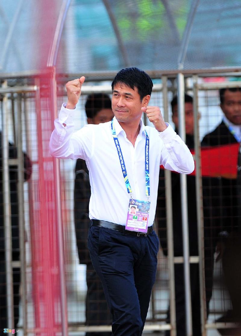 HLV Hữu Thắng thể hiện quyết tâm trước khán giả Việt Nam trên sân Thuwunna, Myanmar. 