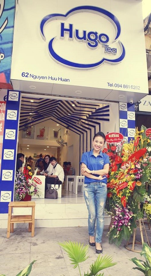 Vân Hugo còn là bà chủ của cửa hàng trà sữa mang tên mình trên phố Nguyễn Hữu Huân (Hoàn Kiếm, Hà Nội). Đây là thương hiệu trà được nhiều bạn trẻ yêu thích và luôn nằm trong top cửa hàng trà sữa đông đúc nhất Hà Nội. Ảnh: 