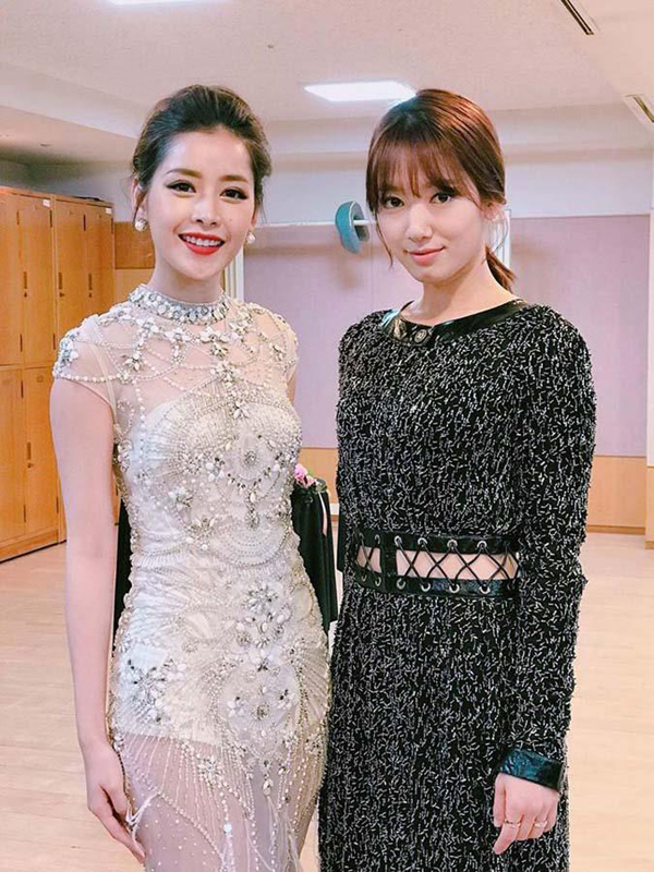 Vẻ lộng lẫy của Chi Pu khi chụp hình cùng Park Shin Hye.  Tuy nhiên, khoảnh khắc khiến khán giả Việt tự hào nhất về Chi Pu là khi cô được xướng tên cho giải thưởng Rising Star - Ngôi sao mới Châu Á 2016. Đây là giải thưởng quốc tế đầu tiên của người đẹp, xứng đáng với những cống hiến dành cho điện ảnh tại Việt Nam của cô trong năm nay.