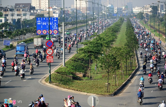 Vào khoảng 7h-8h sáng hàng ngày, xe máy đổ vào trung tâm thành phố từ hướng quận Thủ Đức, tỉnh Đồng Nai trên đường Phạm Văn Đồng rất lớn nên chiếm hết phần lớn các làn đường.