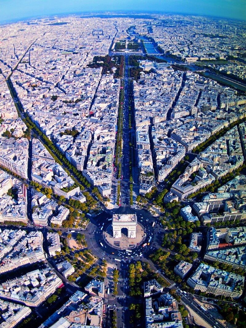 Con đường nối hai quảng trường lớn là Concorde và Étoile, với Khải Hoàn Môn nằm ở trung tâm. Nơi đây thu hút hơn 300.000 lượt khách du lịch mỗi ngày. Ảnh: