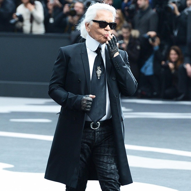 Luôn xuất hiện cuối sàn diễn thời trang đình đám của Chanel, nhà thiết kế Karl Lagerfeld vẫn khiến quan khách ấn tượng với gu thời trang kinh điển, không bao giờ lỗi mốt. Dù chỉ lặp đi lặp lại chiếc áo vest đen, caravat đen, găng tay đen cùng phụ kiện lấp lánh, Lagerfeld vẫn khiến các tín đồ mộ điệu xuýt xoa thán phục vì khả năng biến hoá và phối kết nhuần nhuyễn nhiều loại chất liệu. 