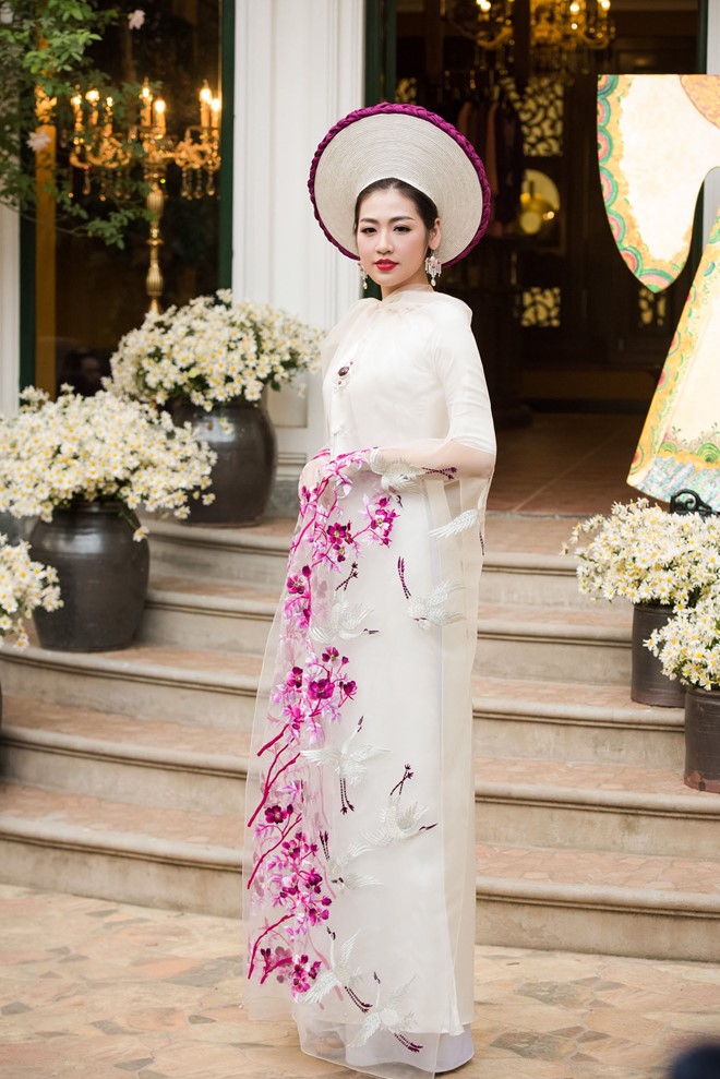 Á hậu Tú Anh giới thiệu một số mẫu trang phục, được lấy cảm hứng từ áo dài Việt Nam qua từng thời kỳ. 