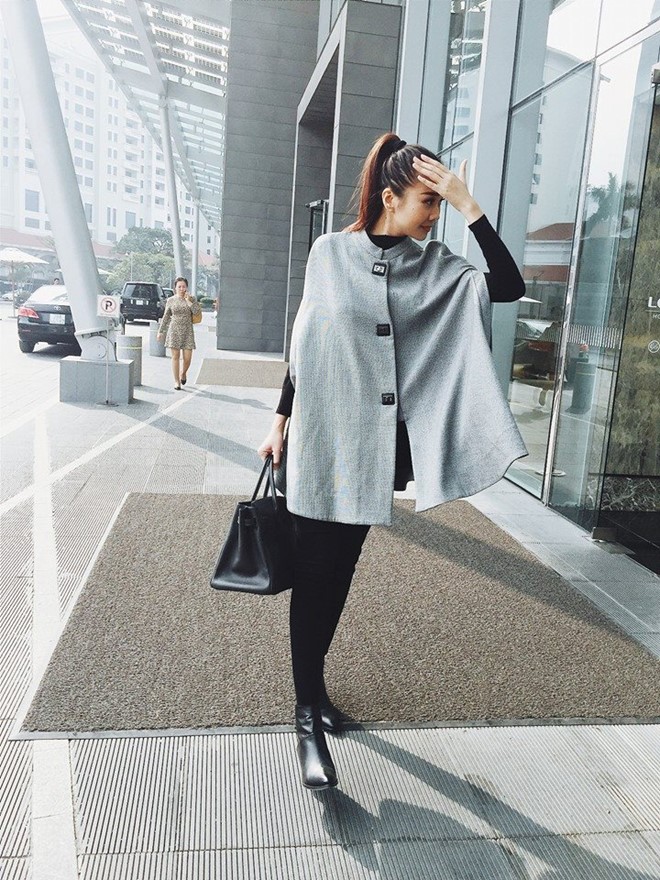 Từ đầu mùa thu đông, Thanh Hằng đã cập nhật những xu hướng áo khoác hợp xu hướng 2016. Trong ảnh, siêu mẫu diện thiết kế cape tông màu xám phối ăn ý cùng trang phục tối màu, phụ kiện giày, túi xách đồng điệu tổng thể.