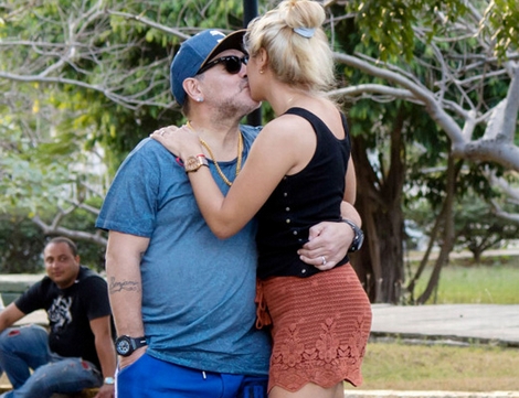 Huyền thoại bóng đá Maradona hôn say đắm người yêu kém 30 tuổi