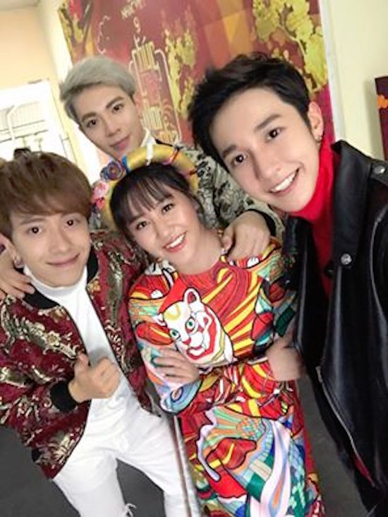 Văn Mai Hương cùng nhóm Monstar xúng xính áo quần, gặp mặt nhau trong một chương trình quay cho Tết Đinh Dậu. 