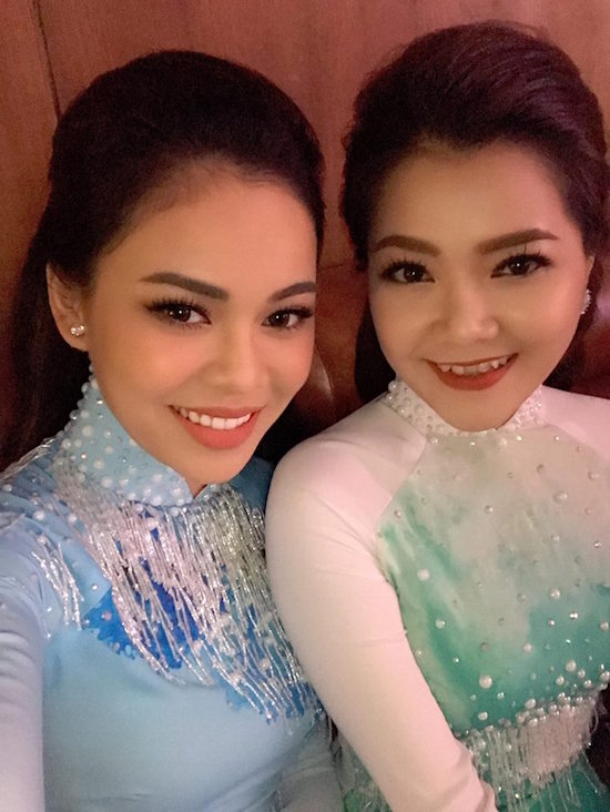 Giang Hồng Ngọc và Thanh Ngọc, cặp đôi song Ngọc nền nã trong tà áo dài, song ca cùng nhau trong một tiết mục đón Tết Đinh Dậu tại Gala nhạc Việt số 9. 