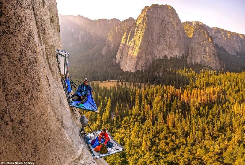 Hai nhà leo núi Morgane Choquet và Samuel Cobb đến công viên quốc gia Yosemite, Mỹ để chinh phục vách núi El Capitan và dựng lều cắm trại ở độ cao 914 m.