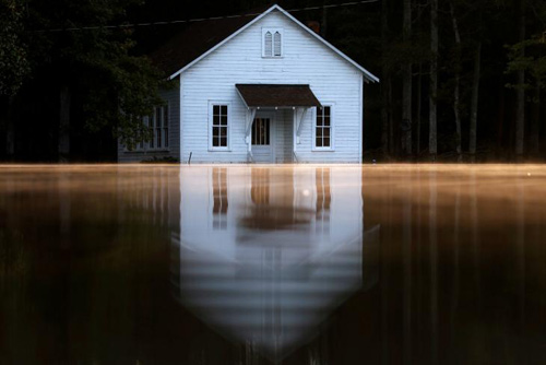 Một ngôi nhà ở Lumberton, bang North Carolina, Mỹ bị cô lập hoàn toàn sau siêu bão mặt quỷ Matthew. 