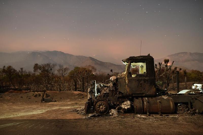 Chiếc xe tải bị thiêu rụi hoàn toàn sau trận cháy rừng Erskine lan tới Weldon, bang California. Đám cháy có tên Erskine Fire bùng phát vào chiều ngày 23/6 ở quận Kern, bang California, sau đó lan rộng gần 12.000 héc-ta, làm 2 người thiệt mạng, thiêu rụi ít nhất 100 ngôi nhà.
