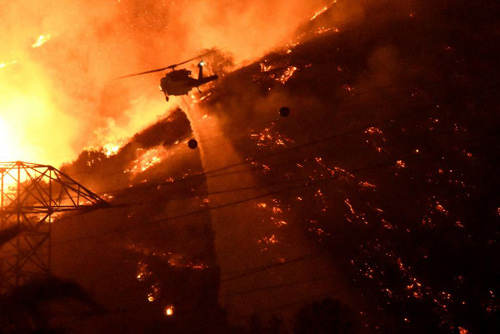 Trực thăng cứu hỏa của hạt Los Angeles đang thả nước xuống để dập tắt đám cháy ở Azusa, California.