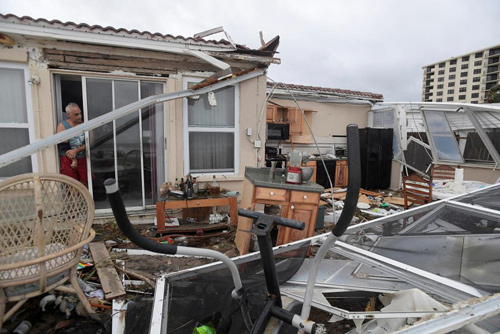 Căn nhà của một người dân bị hư hại nặng nề sau khi bão Matthew quét qua bãi biển Ormond, Florida. 