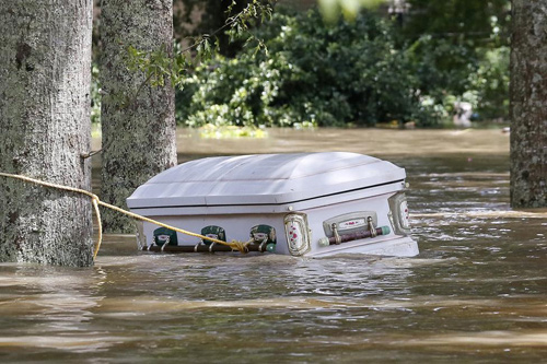 Mưa lớn kèm lũ lụt nghiêm trọng ở bang Louisiana, Mỹ hôm 16/8 khiến đất sạt lở, quan tài từ trong nghĩa địa trôi ra ngoài phố. Ít nhất 4 người thiệt mạng và 7.000 người chịu ảnh hưởng sau khi bang Louisiana hứng chịu trận mưa kỷ lục suốt 24 giờ, với lượng mưa lên tới 43 cm cuối tuần trước.