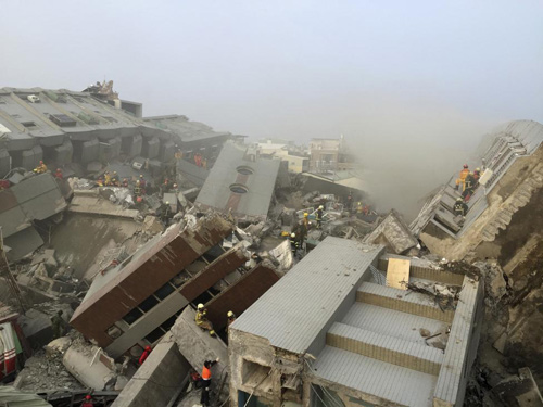 Hiện trường vụ sập chung cư 17 tầng do động đất ở thành phố Đài Nam, tây nam đảo Đài Loan hồi tháng 2/2016.