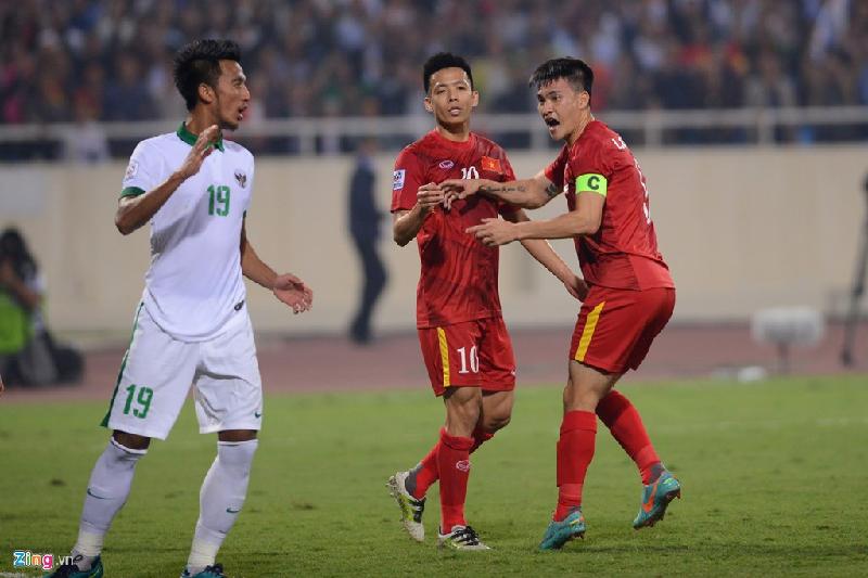 Tuy vậy đội trưởng tuyển Việt Nam vẫn là thủ lĩnh tinh thần của toàn đội. Anh liên tục ra hiệu, hô hào khán giả hãy cổ vũ cho các cầu thủ, đồng thời phối hợp nhắc nhở anh em để có được kết quả tốt nhất.