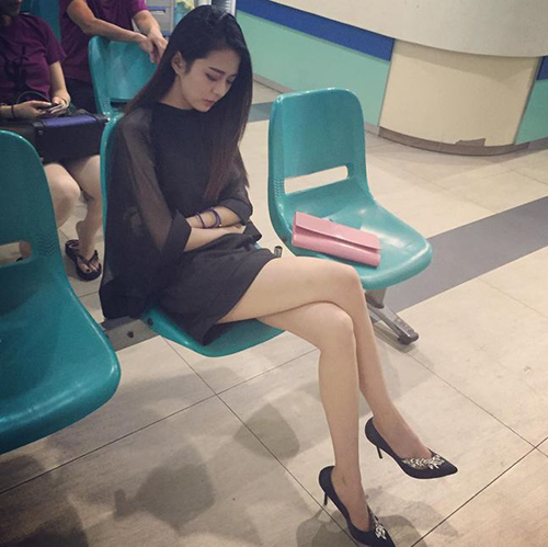 Bức ảnh ngủ gật của cô gái gây bão mạng  Hình ảnh này được chụp tại một nhà ga tại Trung Quốc, nhưng điều đặc biệt là dù khi ngủ cô ấy vẫn vô cùng lung linh với làn da trắng, gương mặt nghiêng thanh thoát cùng đôi chân thon dài. Rất nhiều cư dân mạng sau khi nhìn khoảnh khắc này đã ưu ái cho rằng chính cô là 