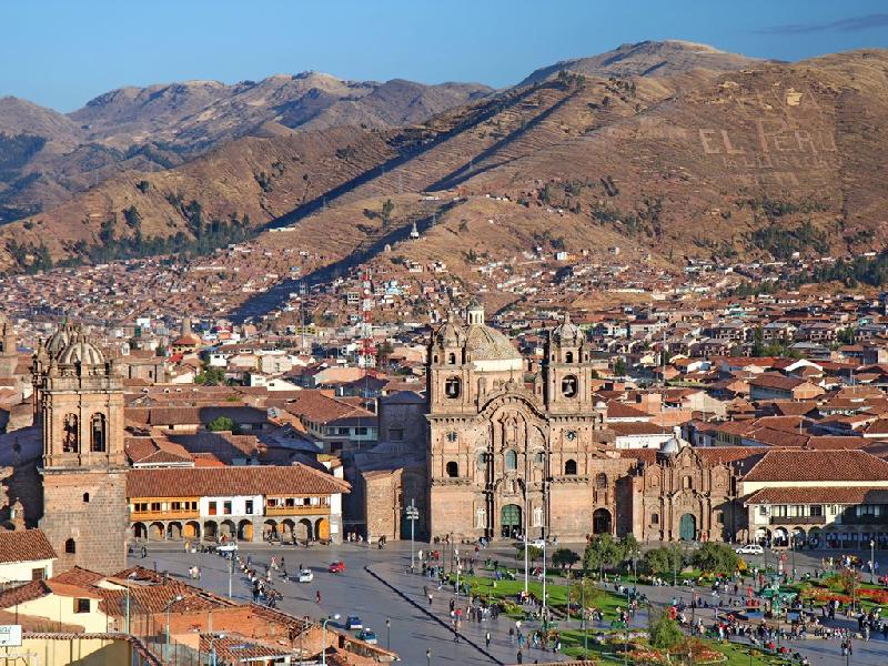 Nằm ở đông nam Peru, gần thung lũng Urubamba của dãy núi Andes, Cusco là thành phố với nhiều cảnh quan tuyệt đẹp và đầy màu sắc văn hóa. Giá phòng ở đây dao động từ 20-100 USD một đêm. Ảnh: Travelwednesday.
