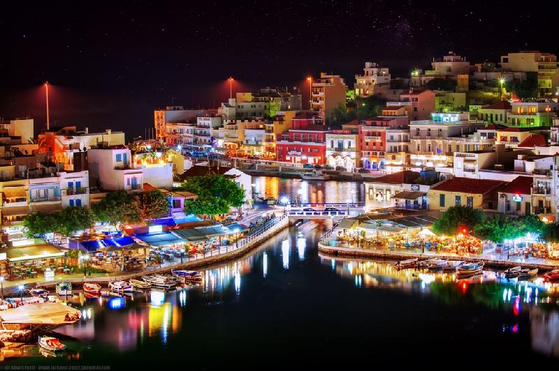 Crete được mệnh danh là kỳ quan trên biển Aegean. Đây là hòn đảo lớn nhất của Hy Lạp, thu hút du khách bởi những làng chài nhỏ đẹp như tranh vẽ và những bãi biển tuyệt đẹp. Ảnh: Villa2be.