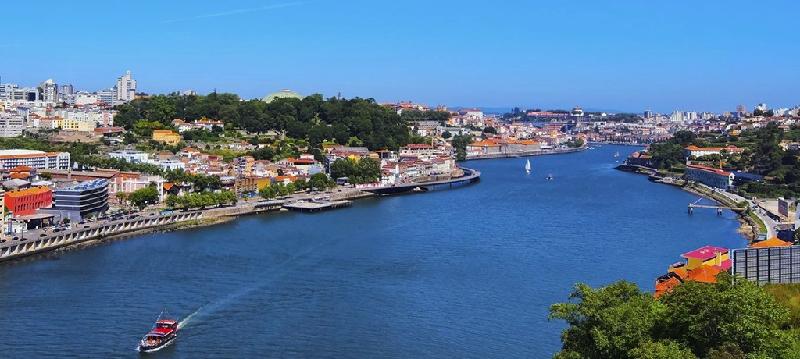 Bồ Đào Nha là một đất nước có nhịp sống khá sôi động với nhiều lễ hội diễn ra quanh năm. Không khí ấm áp, nhiều cảnh thiên nhiên đẹp và giá dịch vụ không quá đắt. Ảnh: Portugal.