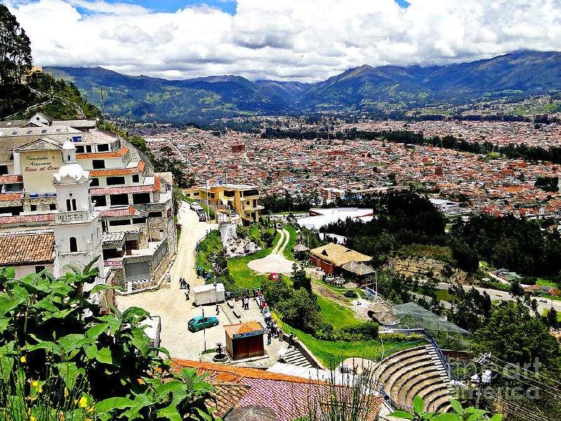 Ecuador nằm ở phía nam của lục địa châu Mỹ, có biên giới giáp Colombia và Peru. Ở đây, du khách có thể thưởng thức các món ăn địa phương như món chuột lang chiên giòn với giá 20 USD và chỉ mất 2,5 USD cho một bó hoa hồng đẹp. Ảnh: Runningtreks.