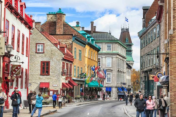Ở Quebec (Canada), du khách có thể tận hưởng không khí trong lành, thưởng thức nhiều món ngon,  tham gia nhiều lễ hội và mua sắm ở các cửa hàng trong thành phố với giá rẻ. Ảnh: Pinterest.