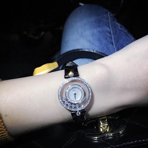 Bên cạnh đó, Thủy Tiên cũng đăng tải một chiếc đồng hồ tuyệt đẹp lên facebook. Đây có thể là món quà mà Công Vinh dành tặng vợ nhân ngày kỷ niệm 9 năm yêu nhau. Chiếc đồng hồ nạm kim cương lấp lánh được các fan dự đoán lên tới tiền tỷ. 