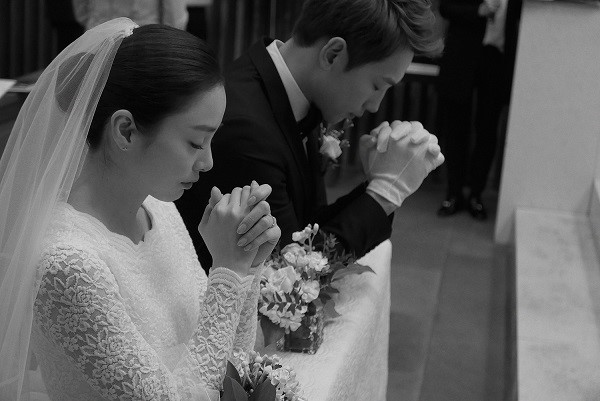 Giây phút cô dâu và chú rể thề nguyền trước Chúa. Gia đình Kim Tae Hee theo đạo Công giáo nên muốn tổ chức hôn lễ ở nhà thờ.