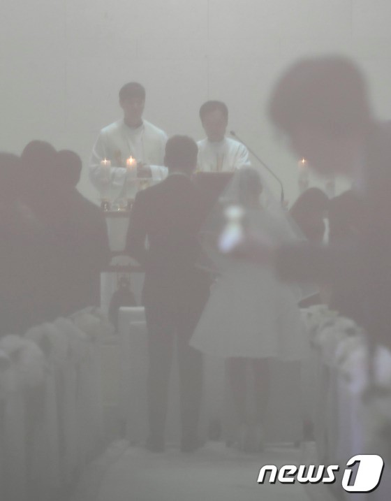 Trước đó, những hình ảnh đầu tiên phía trong nhà thờ ở Seoul - nơi diễn ra hôn lễ của Kim Tae Hee và Bi Rain khá mờ do truyền thông không được vào bên trong tác nghiệp. Cô dâu Kim Tae Hee trong bộ váy cưới ngắn, dáng xòe trẻ trung, phủ khăn trùm đơn giản. Cặp sao sánh bước tiến vào lễ đường và tuyên thệ lời sống chung trọn đời.