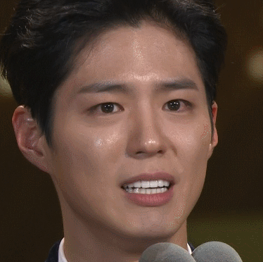Song Joong Ki cũng bật khóc khi đàn em được giải thưởng